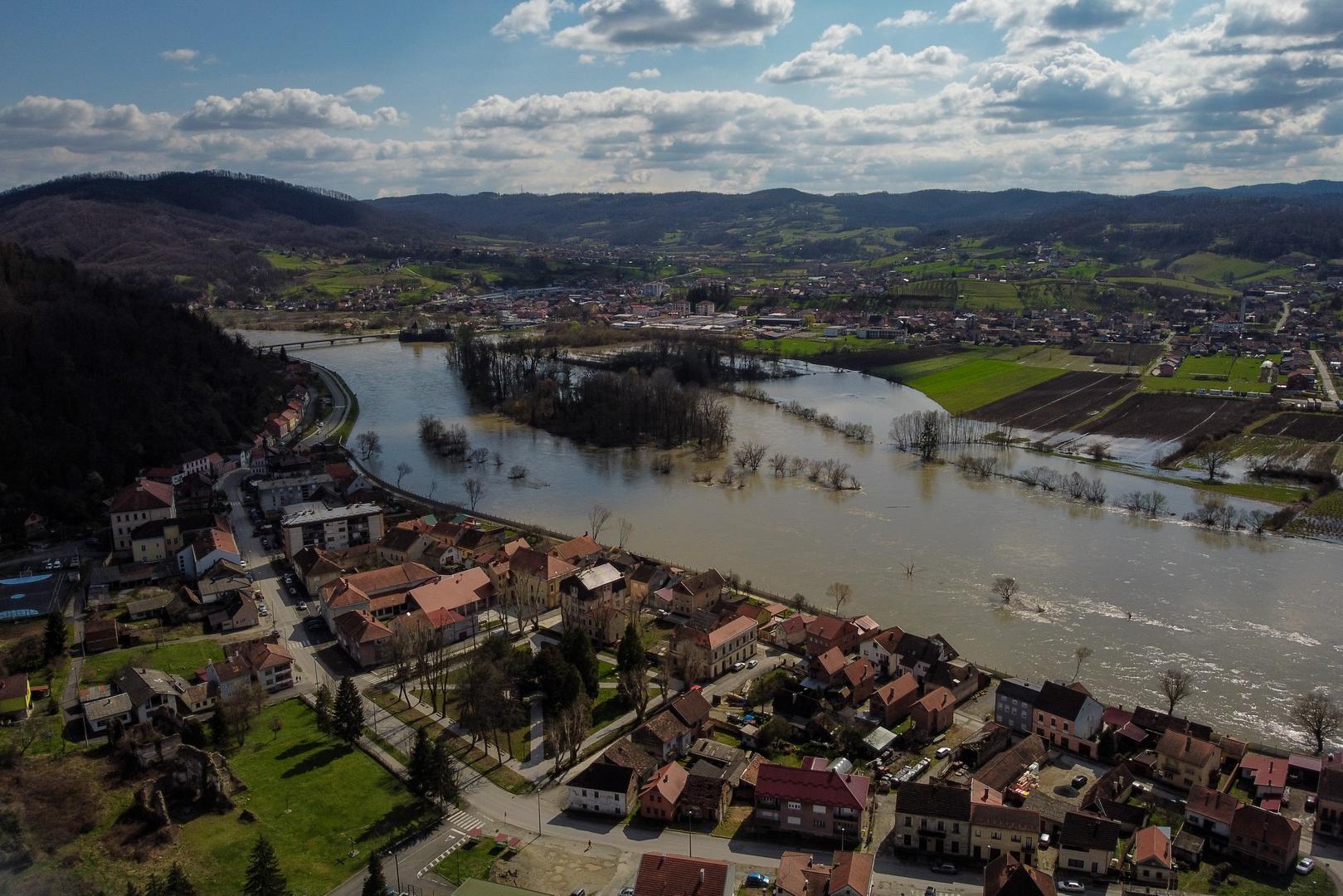 Za obranu od poplave u izvanrednim mjerama u Hrv. Kostajnica je inače trebalo oko 500 pripadnika oružanih snaga, vatrogasaca, djelatnika Hrvatskih voda vodoprivrede, ostalih pripadnika operativnih snaga, a sada je za istu obranu od poplave trebalo svega 20 ljudi koji su postavili montažne barijere u roku dan i pol.