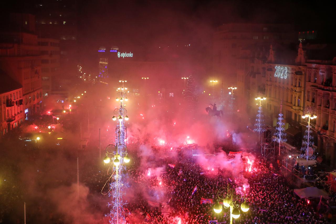 Zagreb: Pogled na atmosferu na dočeku Vatrenih na trgu
