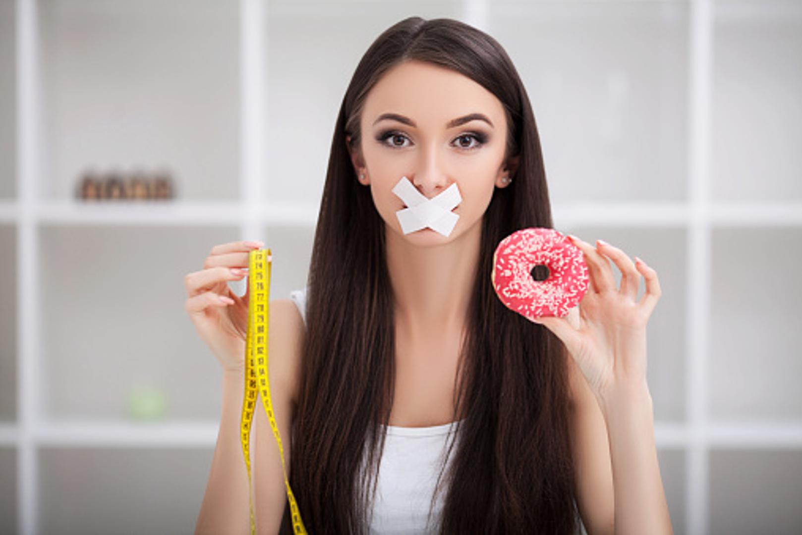 Nutricionisti znaju koje namirnice bismo trebali izbjegavati, a koje bismo svakako trebali imati svakodnevno na našem jelovniku za cjelokupno zdravlje. Osim slatkiša, gaziranih i zašećerenih sokova i pržene hrane, postoje i druge namirnice koje nisu na jelovniku nutricionista. Evo koje...
