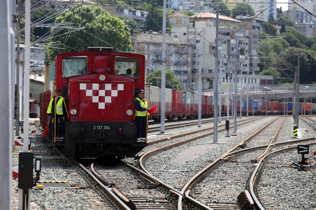 Rijeka: Teretni vlak HŽ-a natovaren kontejnerima na kontejnerskom terminalu na Brajdici