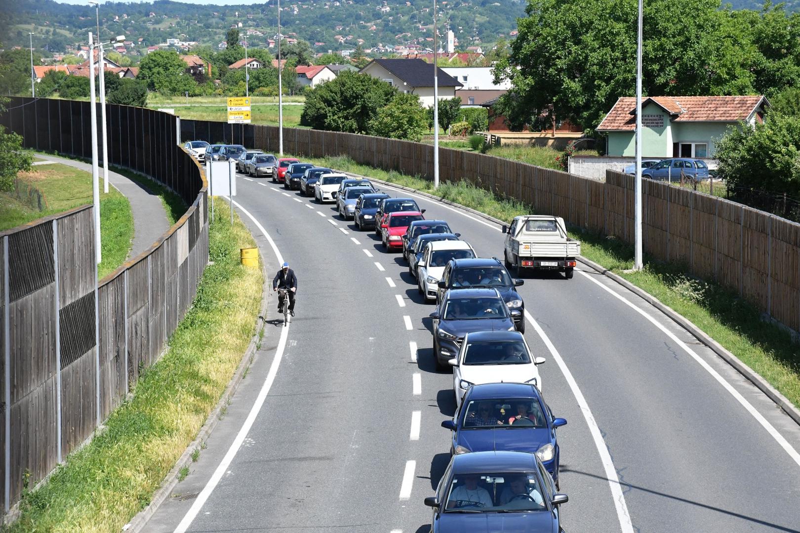 11.06.2020. Slavonski Brod - Na granicnom prijelazu s BiH u Slavonskom Brodu zbog pojacanog prometa vozila stvaraju se vece guzve. Vrijeme potrebno za prelazak granice tijekom dana se neprestano mijenja, a cekanja u oba smjera mogu biti i dulja od pola sata.
Photo: Ivica Galovic/PIXSELL
