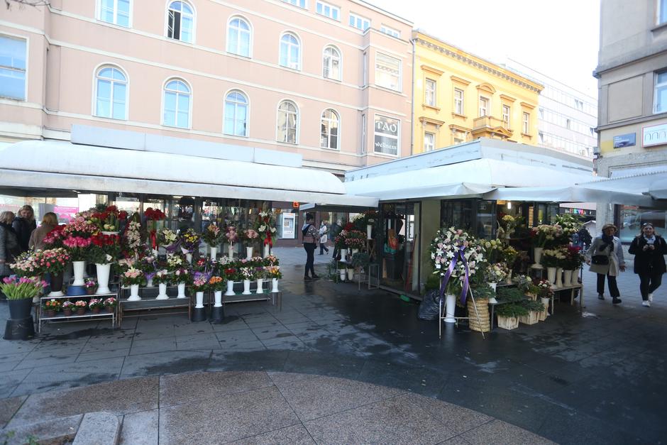 22.11.2016., Zagreb - Cvjetni trg, cvjecari su dobili uredbu od komunalnog redara da ne smiju drzati cvijece na trgu, samo u kucicama.  Photo: Dalibor Urukalovic/PIXSELL