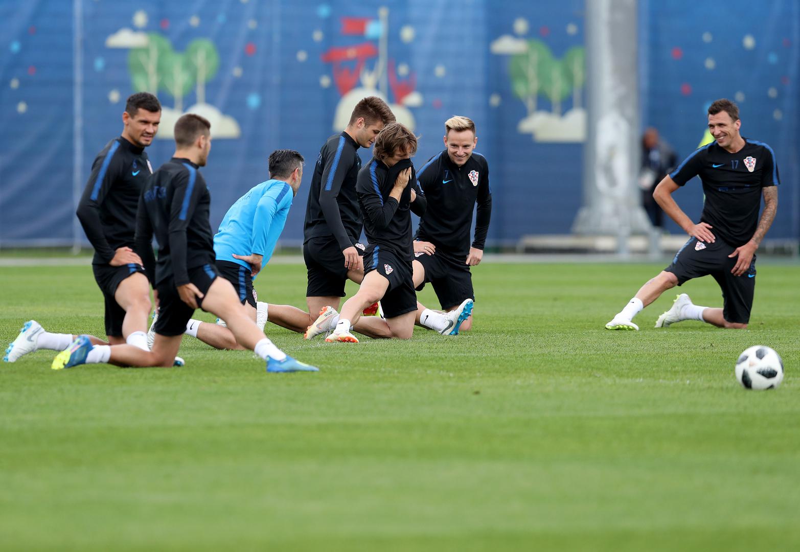 Uz veznom redu sigurni su Modrić i Rakitić, a velika Dalićeva dvojba jest tko će zaigrati uz njih.

