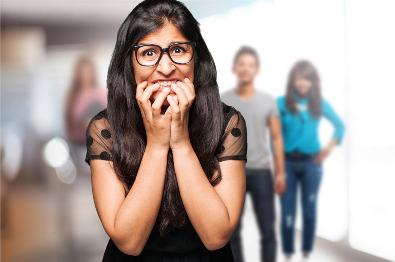 Žena grize nokte, nervoza