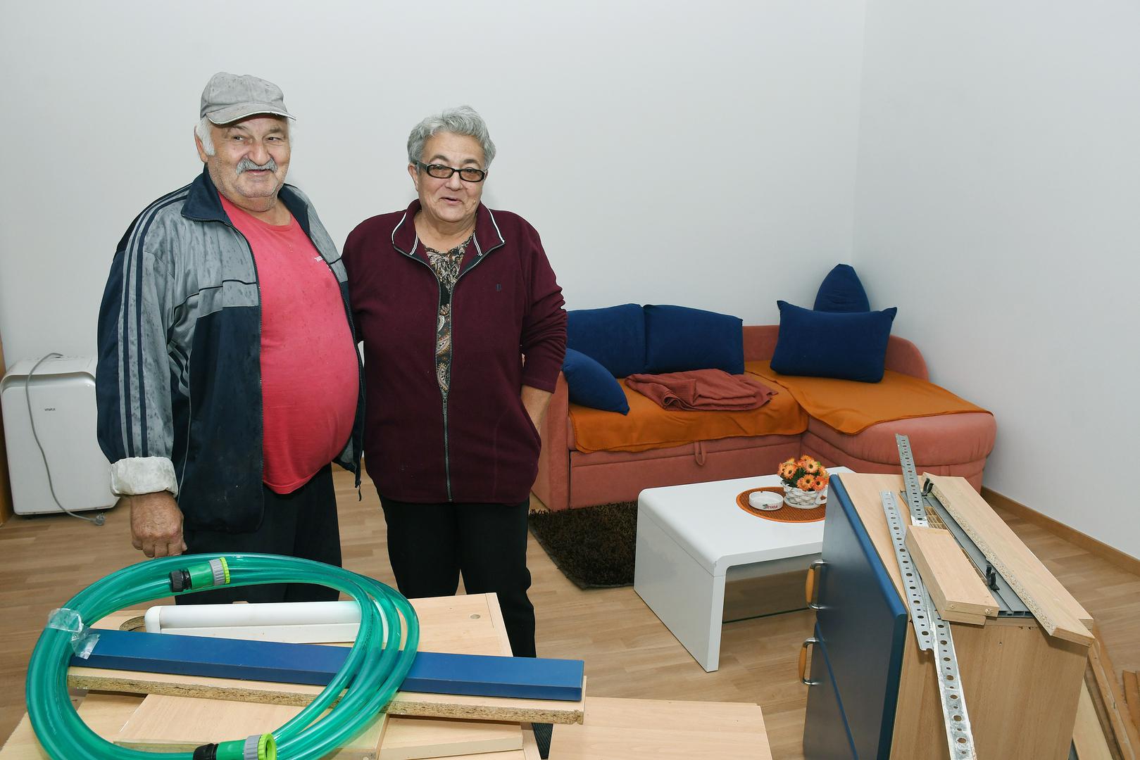 07.11.2023.,Glina, Majske Poljane - Obilazak obnovljenih kuca od strane drzave, onih koje su obnovljene donacijama, ali i ljude koji su i dalje u kontejnerima. Majske Poljane, Stana i Milorad Grubic. Photo: Nikola Cutuk/PIXSELL