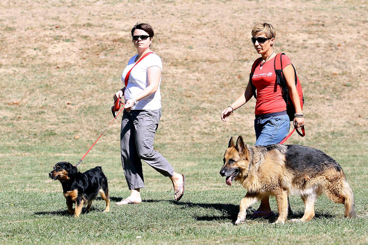 09.09.2012., Zagreb - Lijep i suncan dan izmamio je mnoge zagrepcane u park Maksimir gdje su uzivali u setnji, voznji biciklom i prirodnim ljepotama.  Photo: Goran Stanzl/PIXSELL