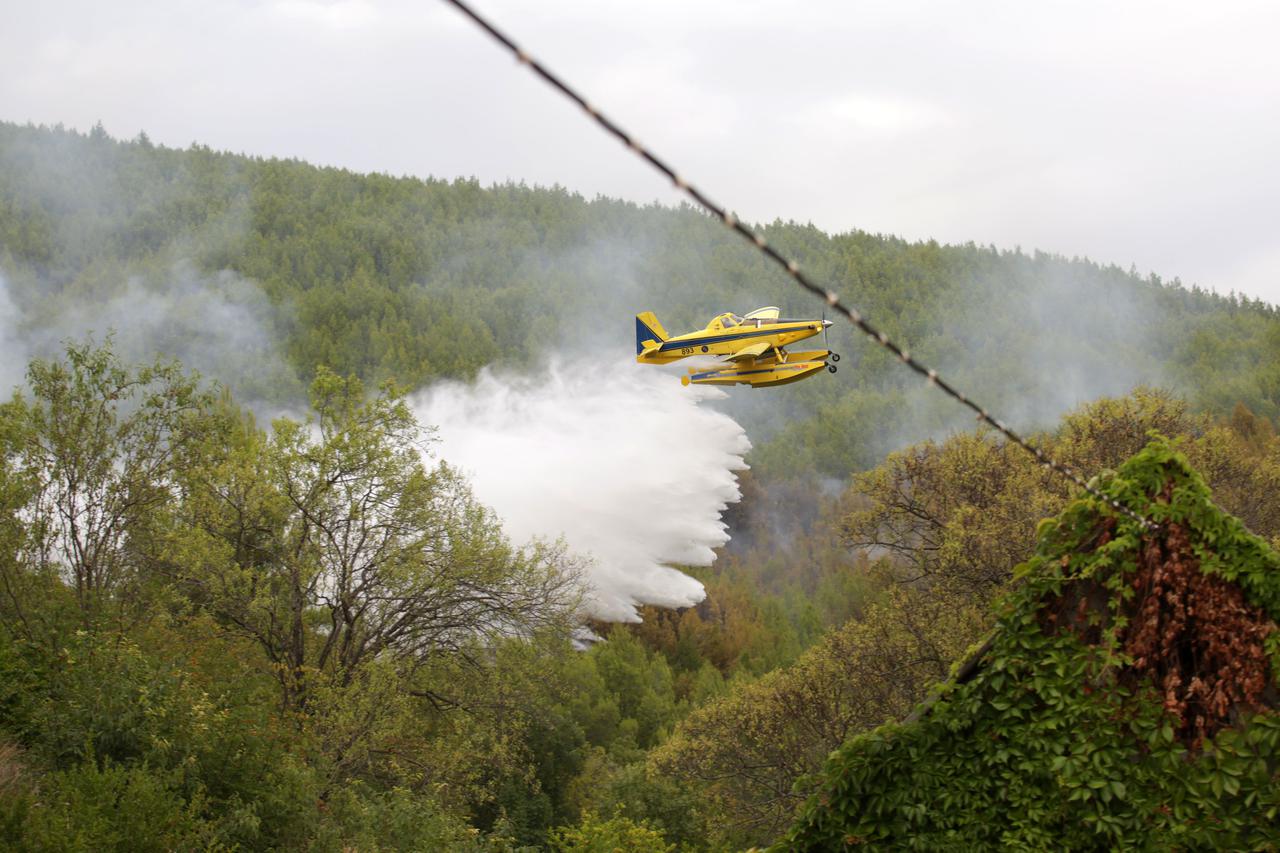 Kanader se bori s požarom na nepristupačnom terenu pored Skradina