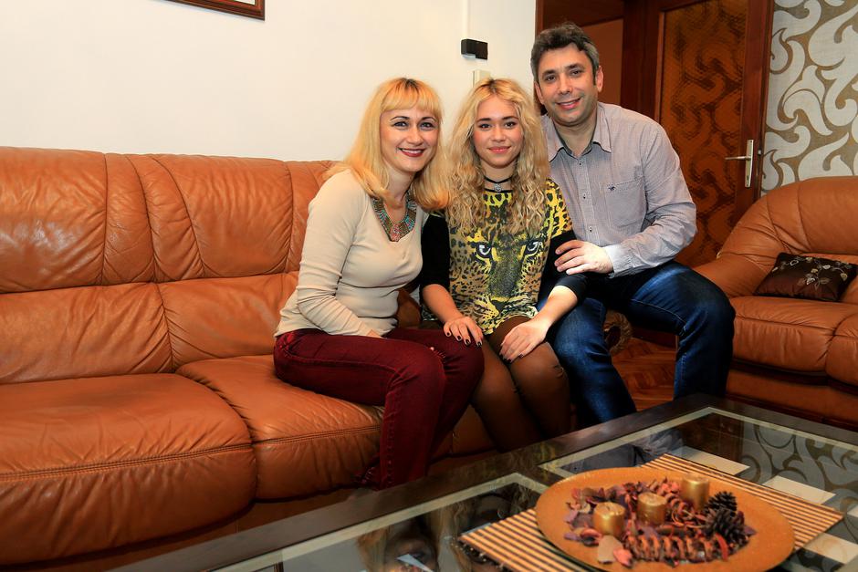 27.10.2015., Belisce - Meri Andrakovic, finalistica djecjeg glazbenog talent showa Zvjezdice. Meri s majkom Tatjanom i ocem Damirom.  Photo: Photo: Davor Javorovic/PIXSELL