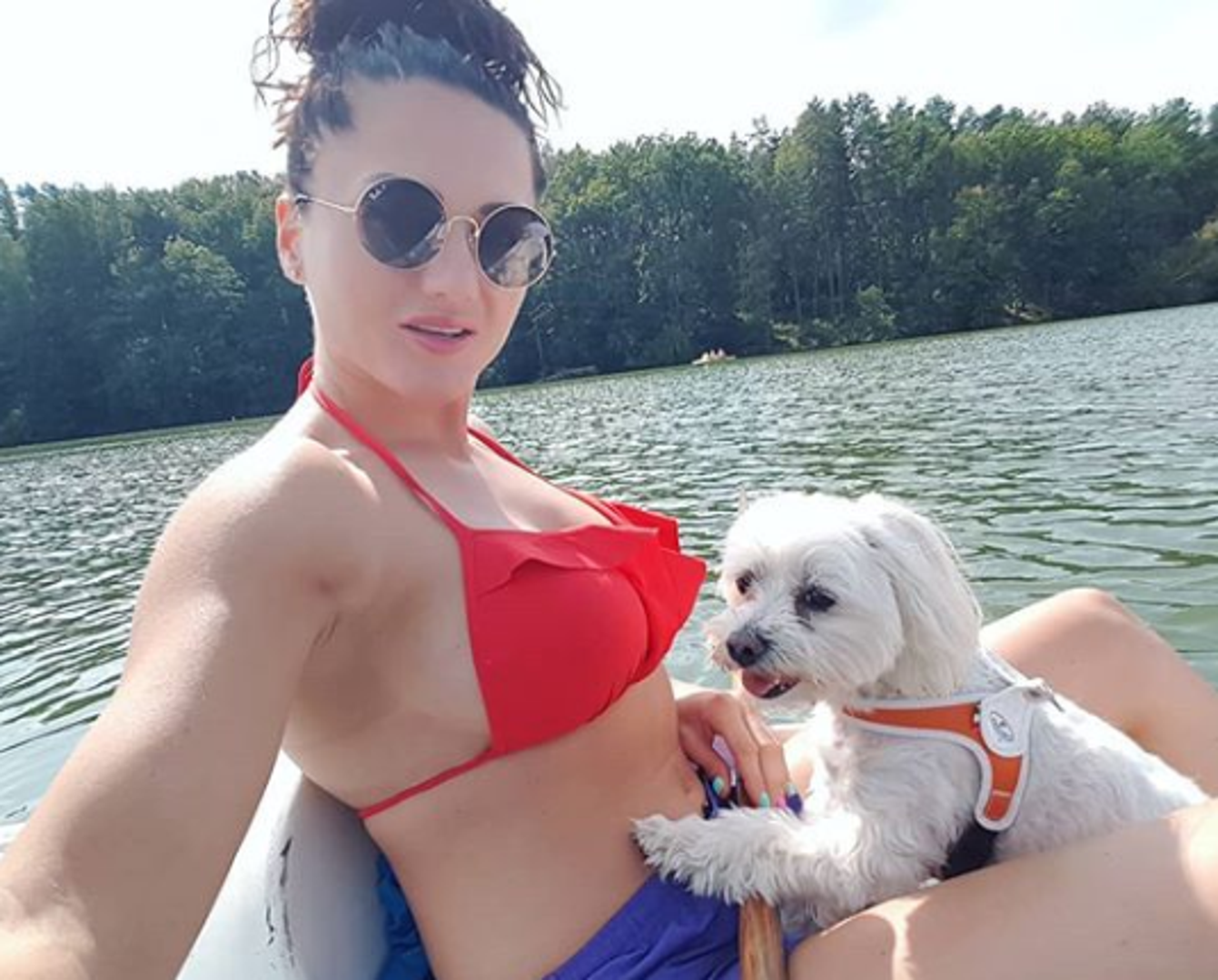 Dodala je kako joj nije problem skinuti odjeću za sebe, a to se može vidjeti i po njenom Instagram profilu koji je pun provokativnih fotografija. 