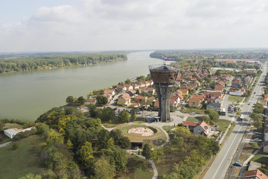 Pogled iz zraka na vodotoranj - simbol Vukovara
