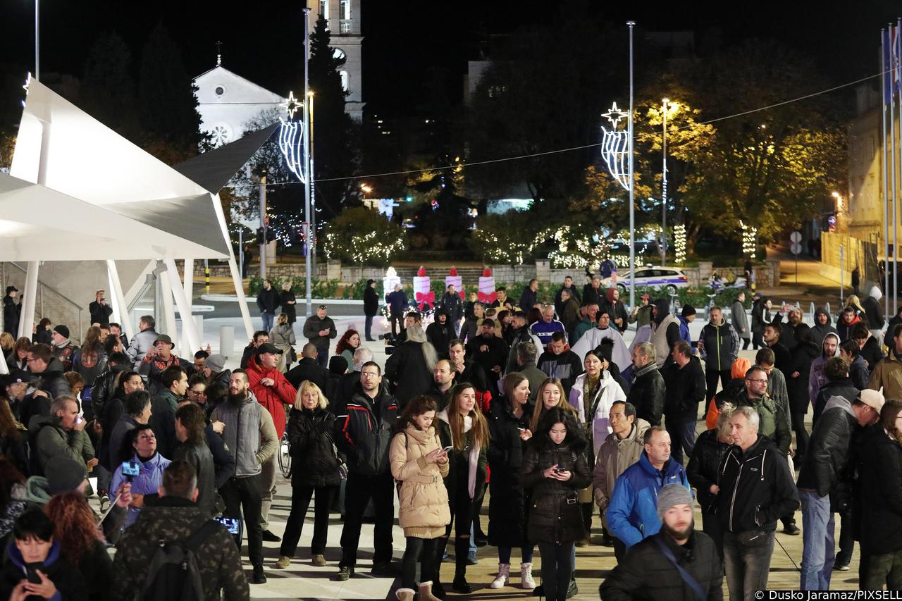 U Šibeniku održan prosvjed protiv epidemioloških mjera