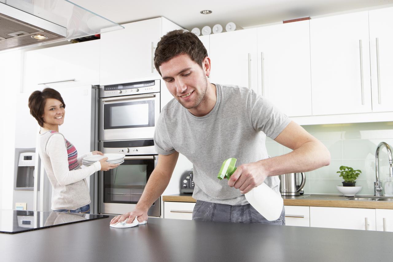 Par obavlja kućanske poslove, čišćenje, čišćenje u paru