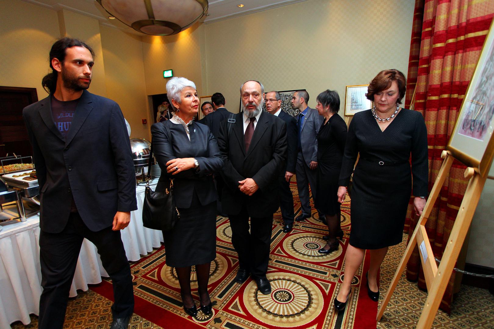 Lovro je ugledni član akademske zajednice. 