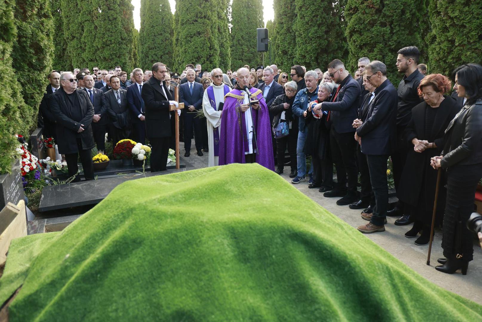 Danas je u 13 sati na Memorijalnom groblju žrtava Domovinskog rata u Vukovaru održan posljednji ispraćaj francuskog dragovoljca i hrvatskog branitelja Jean-Michela Nicoliera, čiji su posmrtni ostaci pronađeni nakon 34 godine u masovnoj grobnici na Ovčari.