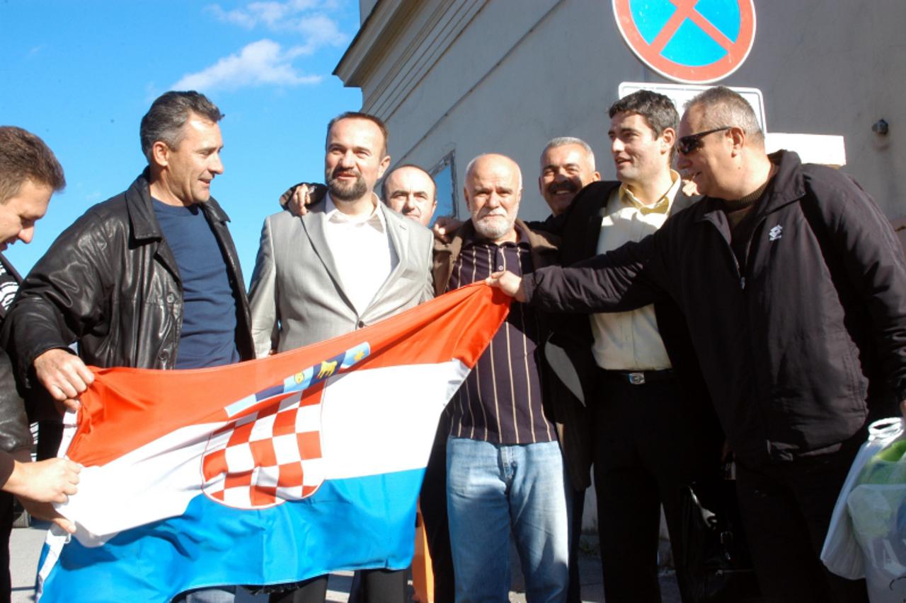 '15.11.2010., Bjelovar - Jure Simic ( u sredini) predsjednik Ratnog kriznog staba Bjelovara, koji je uhicen 5. studenog zbog sumnje za ratni zlocin, nakon 10 deset dana, danas iza 13 sati, pusten je i