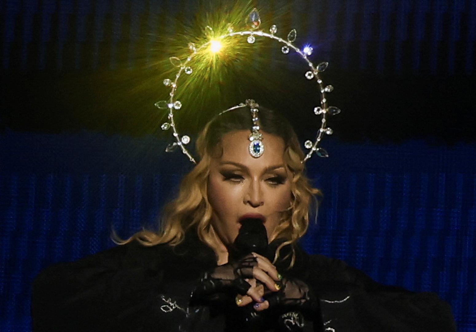 "Rio, evo nas, na najljepšem mjestu na svijetu, s oceanom, planinama, Isusom", rekla je Madonna okupljenima, misleći na veliki kip Krista Otkupitelja na vrhu planine.