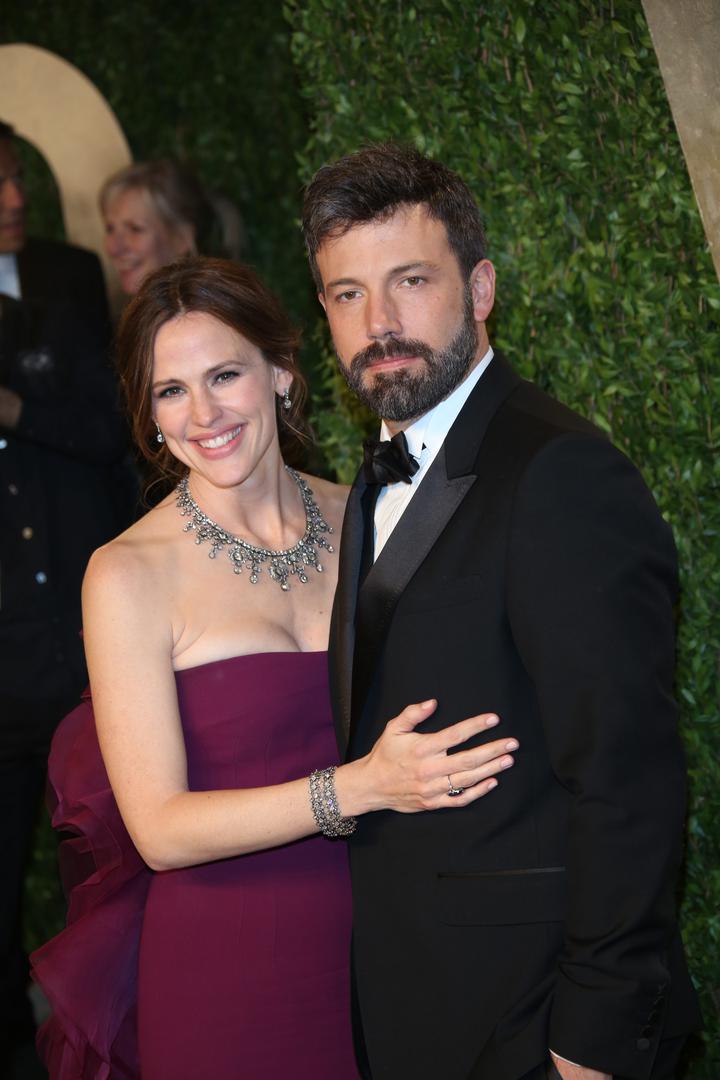 Affleck se 2018. godine rastao od glumice Jennifer Garner s kojom ima troje djece, a navodno su njegovi problemi s alkoholom i brojne nevjere bile razlog zašto je glumica predala papire za razvod. 