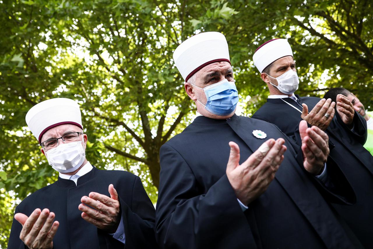 Potočari: Molitva Huseina ef. Kavazovića nad tabutima s posmrtnim ostacima