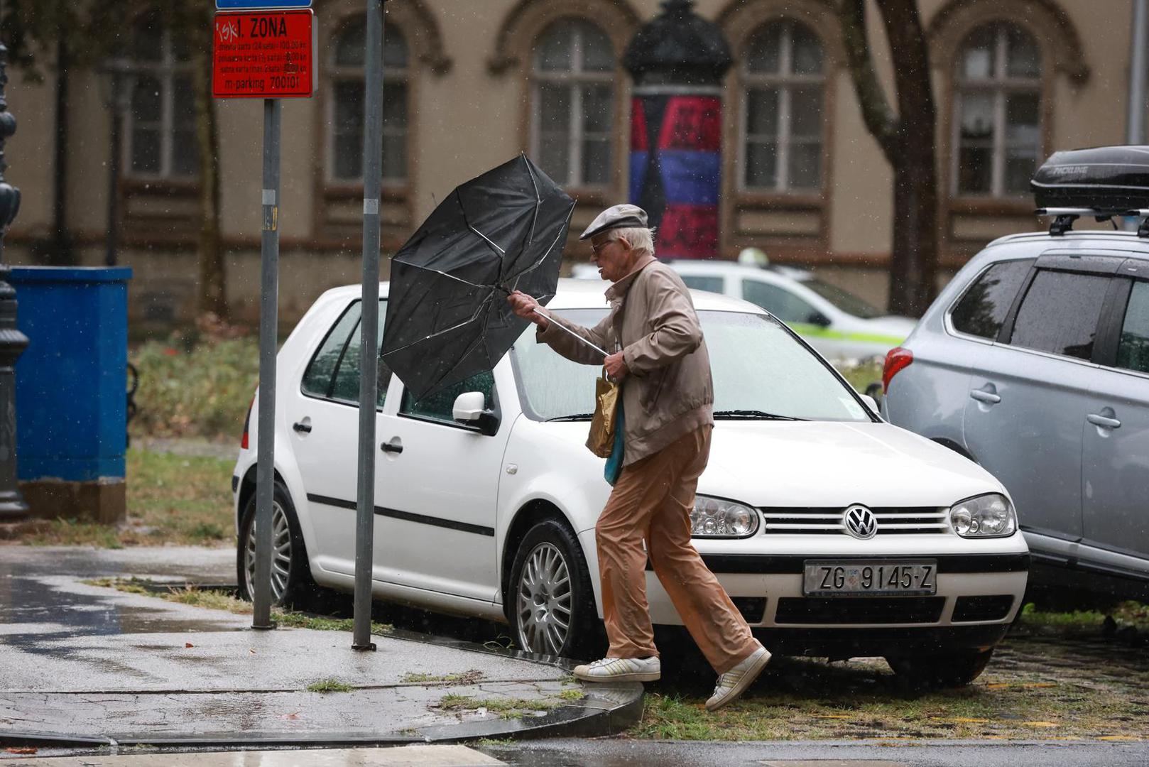 15.09.2022., Zagreb - Gradska svakodnevica u sredistu grada. Najavljeni pljusak uz grmljavinu osvjezio ulice te snizio temeraturu u zraku. Photo: Sanjin Strukic/PIXSELL