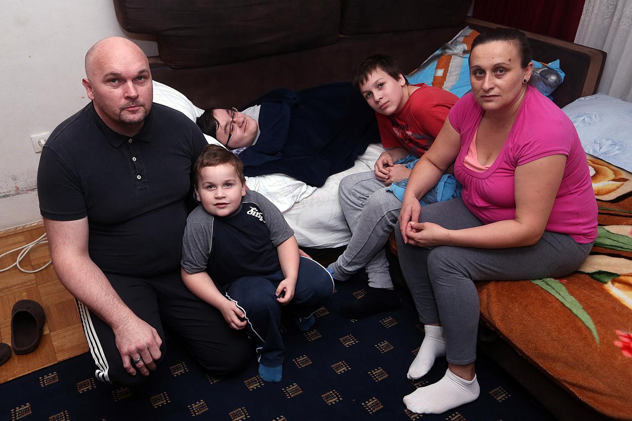 Obitelj Grzelj, Sladjana i Damir, roditelji cetvero djece, Jana, Frana, Dorijana i Dominika zive u teskoj socijalnoj situaciji