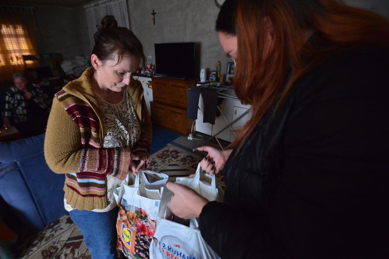 21.12.2016., Zagreb - Nikolina Mihaljevic i njezina obitelj zive u kuci bez struje i vode u Odranskom Strmcu. DKS_56148728  Photo: Marko Prpic/PIXSELL