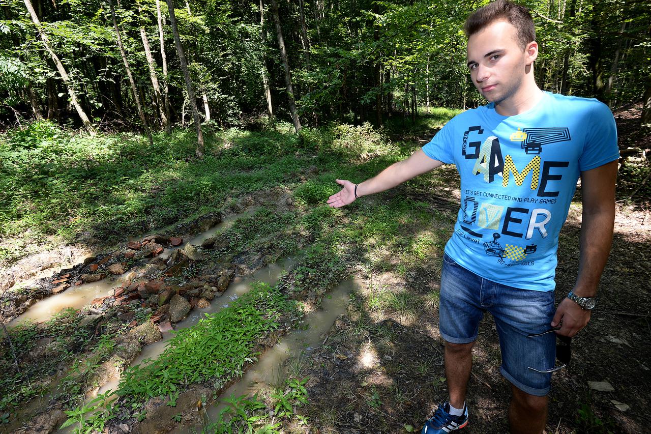 18.07.2014., Velika Buna - U sumi Gmanje, Josip Djuretic pokazuje na mjestu gdje je vidio nepoznati leteci objekt u padu. Na mjestu gdje je uocen nepoznati objekt, mjestani su pronasli rupu dubine tri metra i nista u njoj.