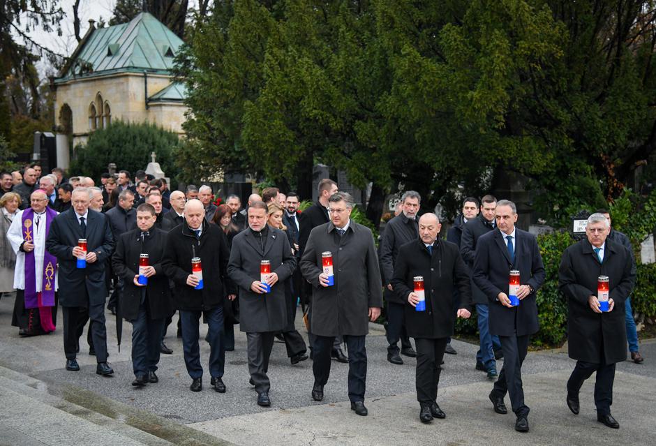 Plenković s izaslanstvom položio vijenac na Mirogoju povodom 23. obljetnice smrti prvog hrvatskog predsjednika