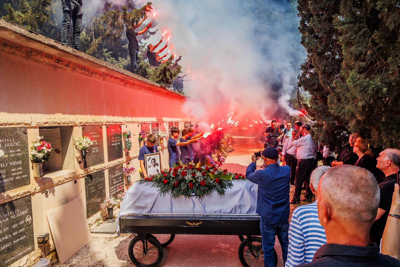 Lijes je bio omotan Hajdukovom zastavom, a Bego je na vječni počinak ispraćen uz bakljadu i pjesmu 'Kada umren umotan u bilo'.