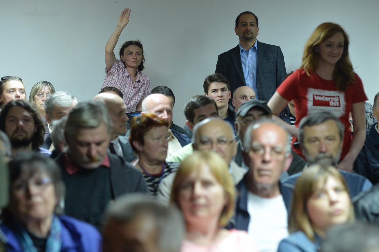 24.04.2014., Zagreb - Mjesna uprava Staro Trnje, Vecernjakova kvartovska tribina. Na pitanja stanovnika trnja odgovarali su Tomislav Runtic, Mladen Volaric, Stjepan Kelcec Suhovec, Ivan Bare, Slavko Borac, Alan Ordulj, Mate Kraljevic Photo: Marko Lukunic/