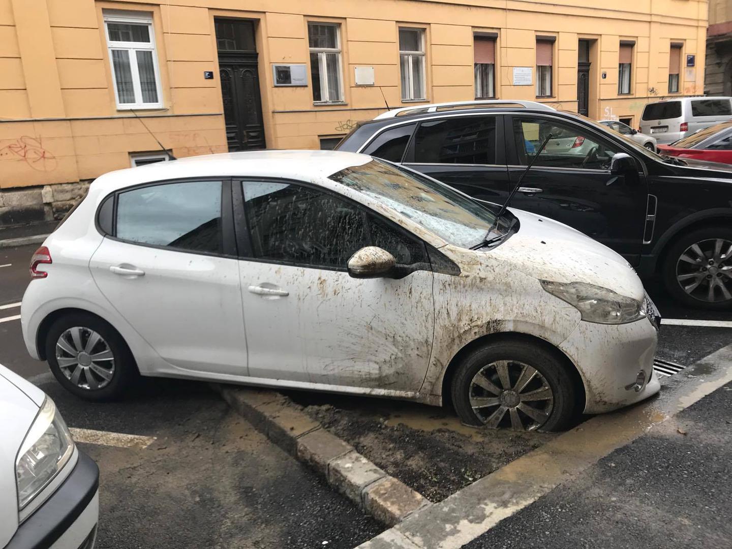 Popularna Facebook-stranica Parkiram kao idiot redovito objavljuje fotografije nepropisno, a često i jako bezobzirno parkiranih automobila. Donosimo neke od najzanimljivijih primjera...