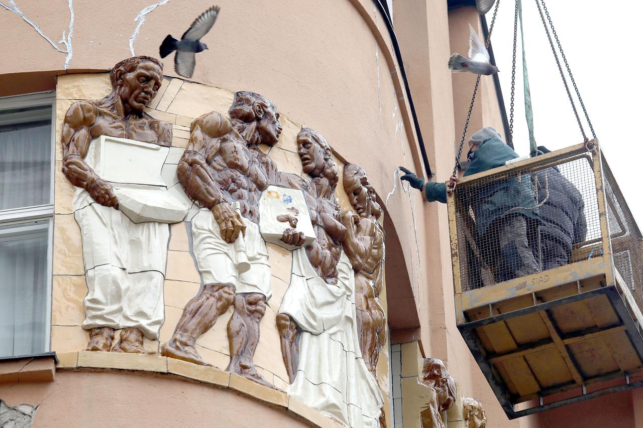 Zagreb: Na glavnom Trgu započela sanacija zgrade poznate po Meštrovićevom reljefu