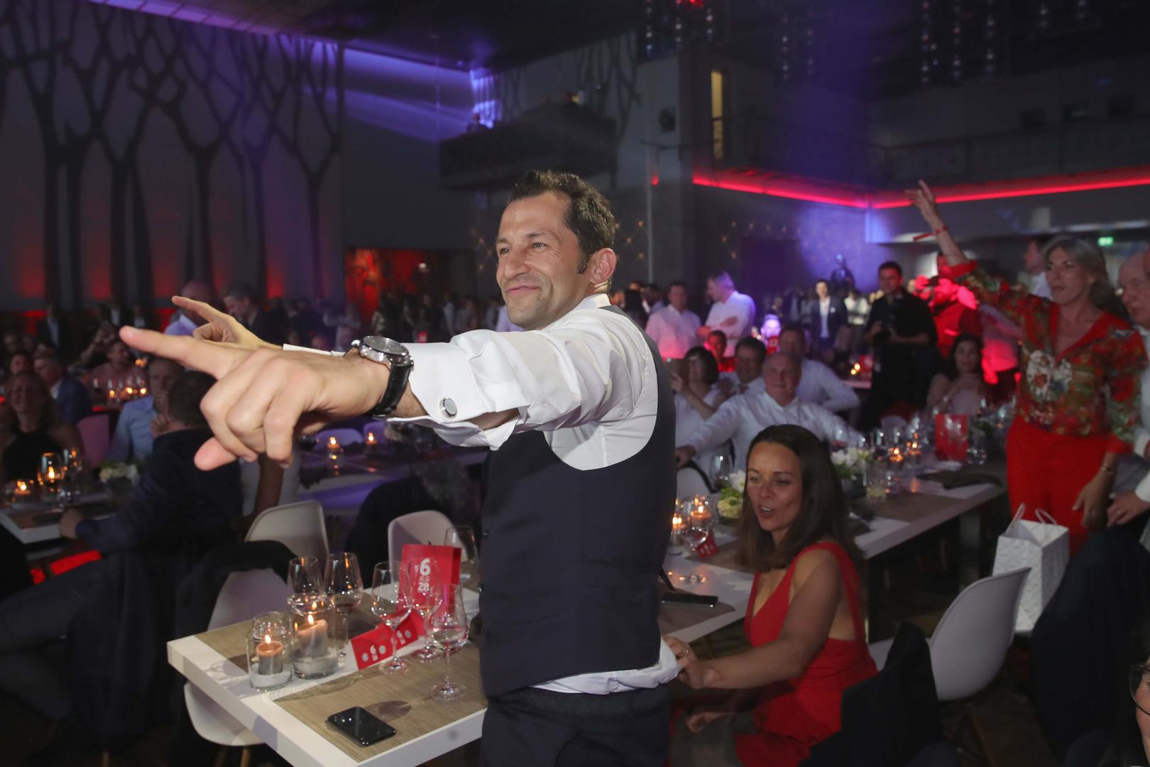 Velika fešta sa stadiona na kraju se preselila u pivski vrt Nockherberg, gdje su igrači potpuno opustili, a jedan od glavnih pokretača zabave bio je legendarni Hasan Salihamidžić Braco.

