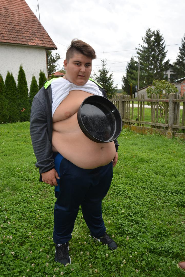 Iako mnogi misle da je trik u ljepilu, Ivan je to razuvjerio pokazavši glatku kožu i može se ustvrditi da je riječ o nekoj neobjašnjivoj magnetskoj sili.