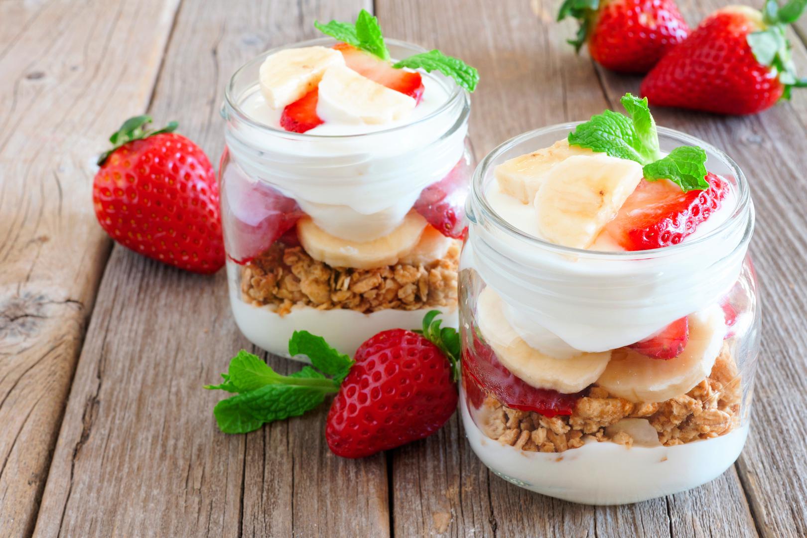 1. Granola s jogurtom - Ovo je savršena kombinacija za one koji pokušavaju izgubiti kilograme. U vašu omiljenu zdjelu prvo stavite grčki jogurt koji je prepun proteina, zatrpajte ga šakom granole, a zatim pospite cimetom. 