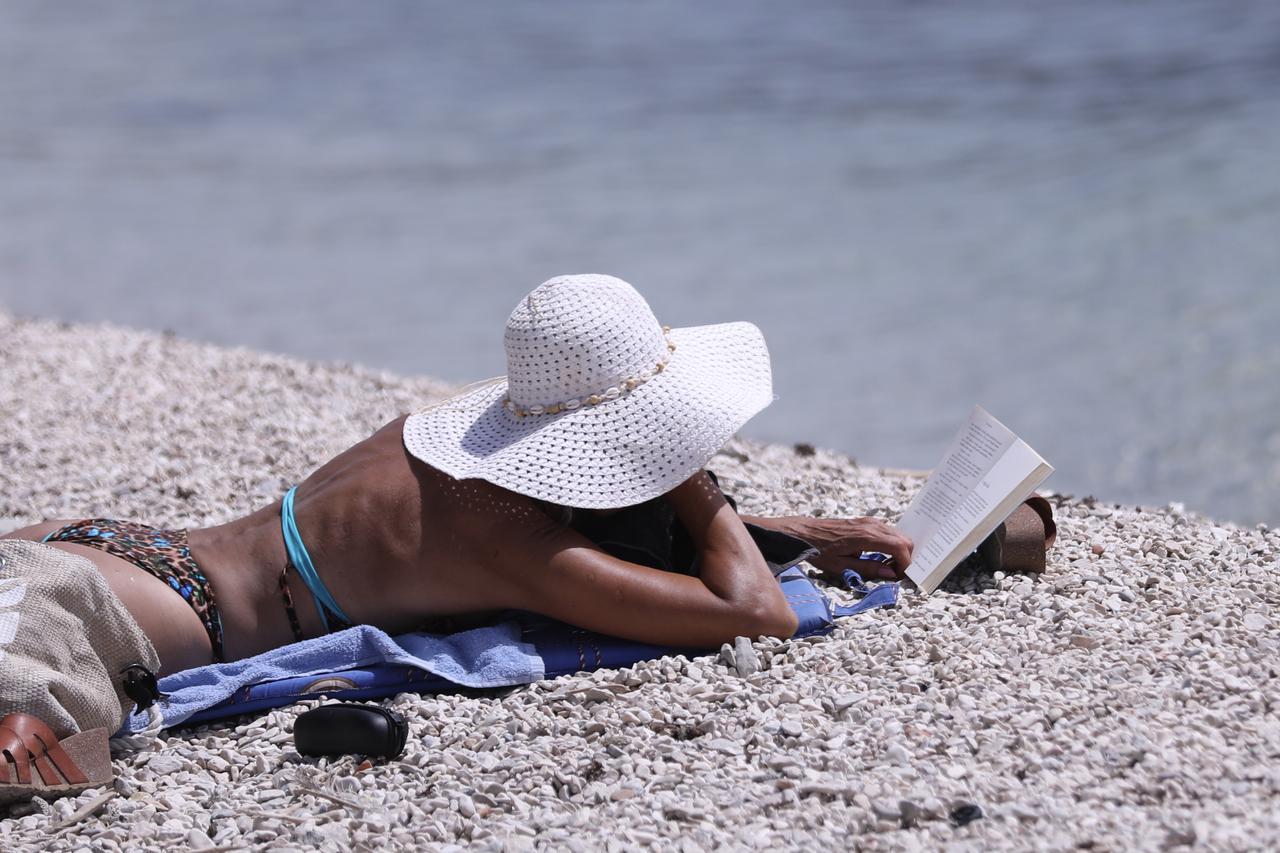 Split. Dok se neki sunčaju, drugi uživaju u čitanju knjiga 