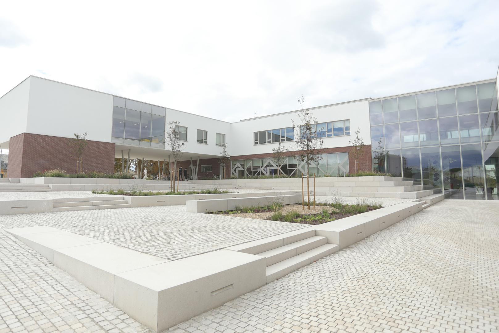 Proračun Ministarstva znanosti porastao na 4,5 milijardi eura Podsjetio je da je proračun Ministarstva znanosti i obrazovanja s inicijalnih 1,6 milijardi eura porastao na 4,5 milijardi eura, što je pet posto hrvatskog BDP-a a trenutno je u tijeku ciklus ulaganja u dječje vrtiće, osnovne i srednje škole te visoko obrazovanje vrijedan 2,7 milijardi.