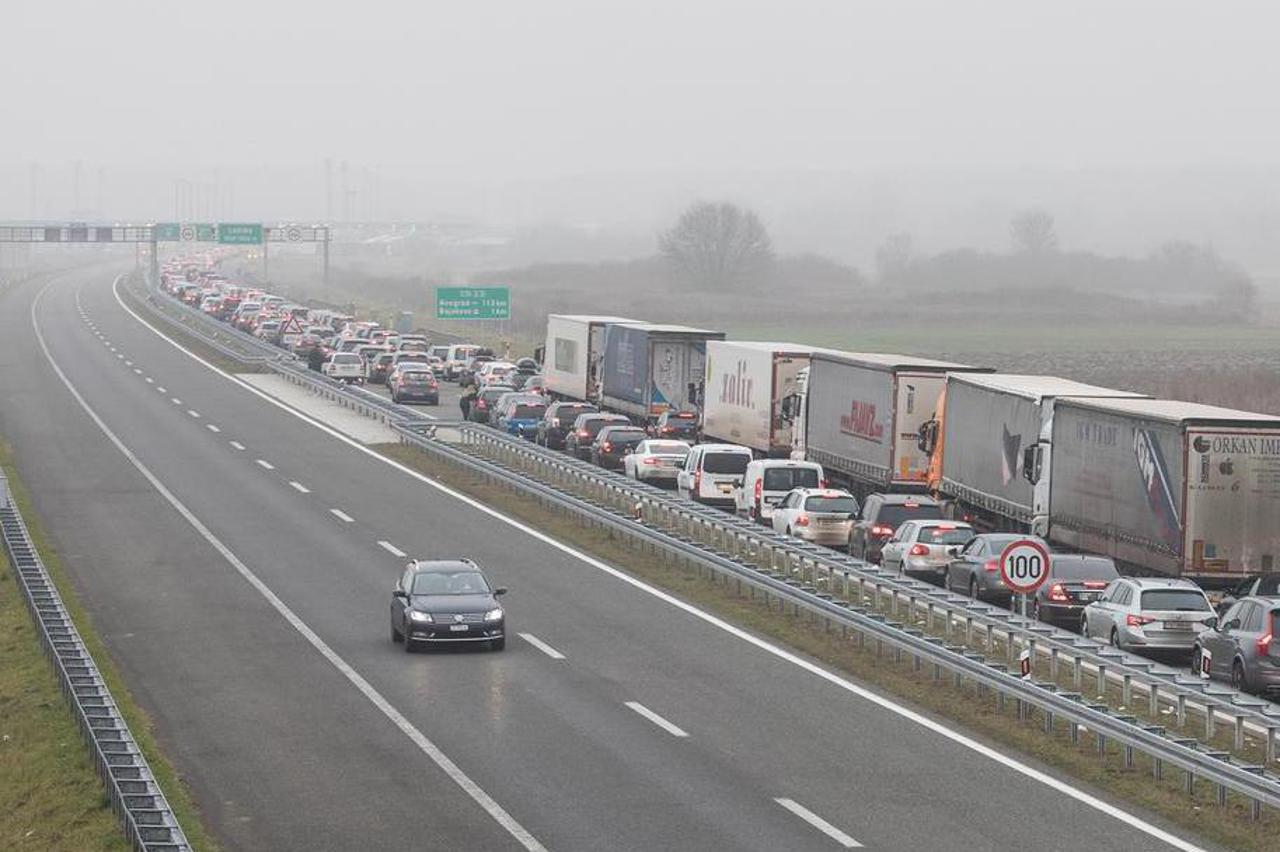 Satima se čeka na graničnom prijelazu Bajakovo na izlazu iz zemlje prema Srbiji