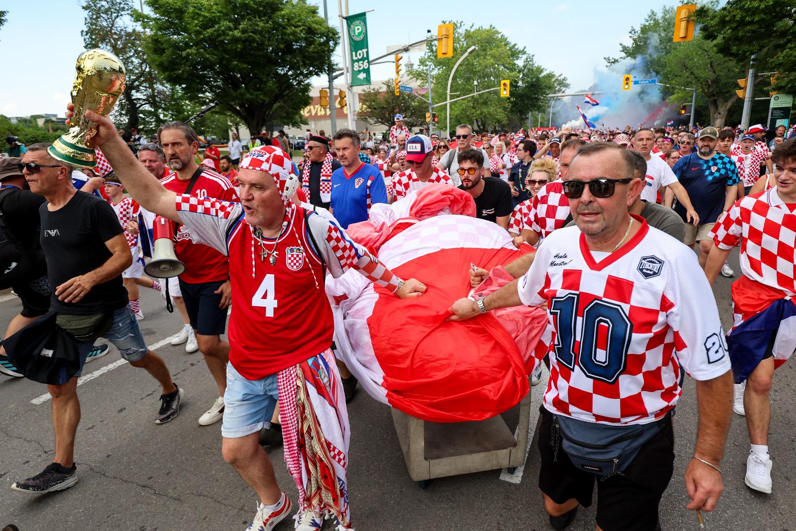Nakon New Yorka krenula je u Dallas na utakmicu protiv Engleske, potom u Toronto za utakmicu s Panamom pa u Philadelphiju gdje je Hrvatska igrala s Ganom. Sada se vratila u Toronto, a nadamo se da će se vratiti i u Dallas gdje Španjolska čeka u osmini finala.