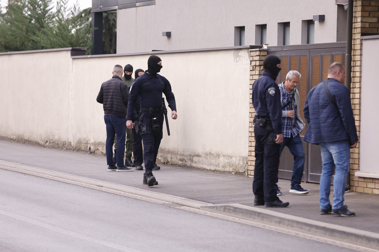 Čepin:  Policija i djelatnici USKOK-a ispred kuće Dragana Bakovića zvanog Bambur