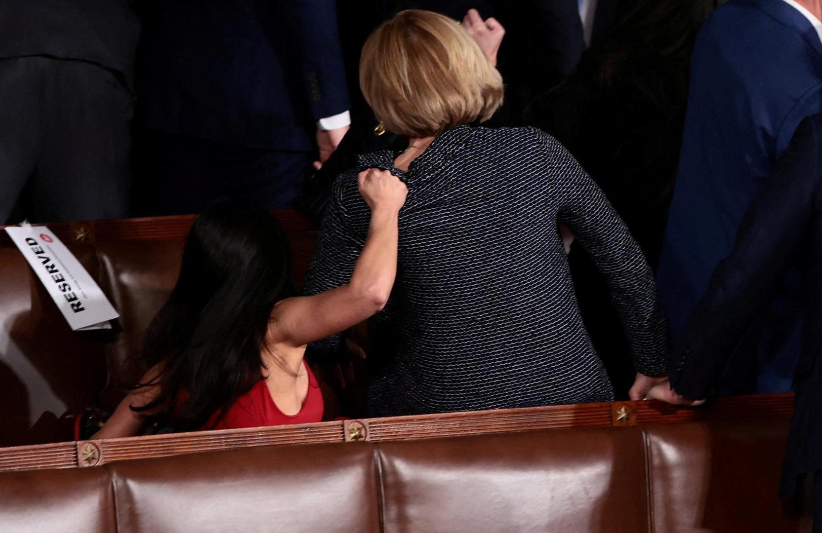 Američki predsjednik Donald Trump govorio je na zajedničkoj sjednici Kongresa, postavivši rekord za najduži govor o stanju nacije ikada, u trajanju od gotovo 1 sat i 50 minuta. Po završetku njegova govora, dvije zastupnice Republikanske stranke pale su. 

