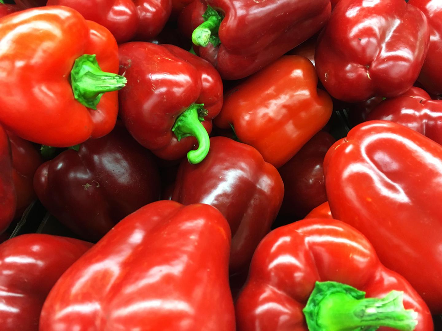 Crvena paprika: Crvena paprika je pravi 'vitaminski koncentrat' i često je među najbogatijim izvorima vitamina C u svakodnevnoj prehrani. Najviše ga čuva kad je jedete sirovu u salatama ili kao hrskav prilog uz sendviče. Ako je termički obrađujete, birajte kratko pirjanje ili pečenje kako biste sačuvali što više vitamina.