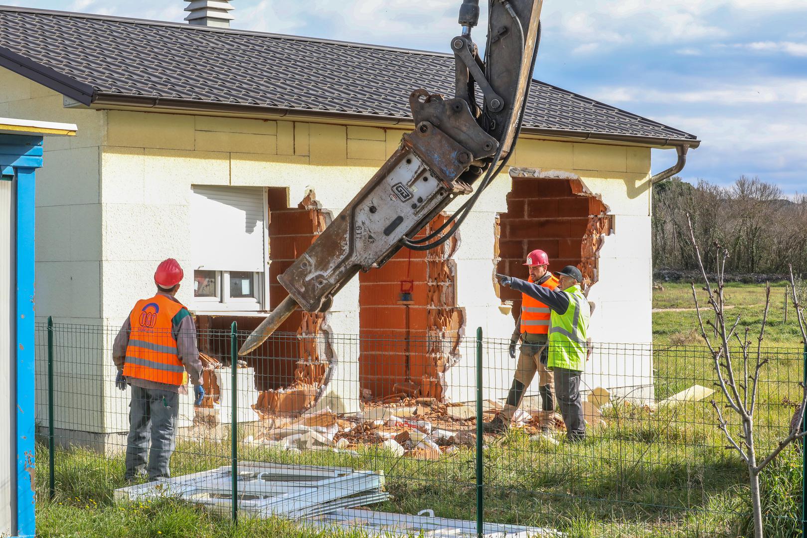 08.03.2023., Rovinj - Zapoceli radovi na uklanjanju nezakonito izgradjenih gradjevina na podrucju Istre. Prije rusenja glavni drzavni inspektor dr.sc. Andrija Mikulic dao je izjavu predstavnicima medija. Photo: Srecko Niketic/PIXSELL