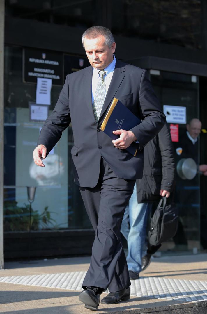 U međuvremenu se vodio i sudski spor s Gradom Samoborom, koji mu je 2010. godine dodijelio parcelu od 660 kvadrata uz obvezu da u roku od tri godine sagradi kuću, što nikada nije učinio. Spor je okončan 2020. godine, a 2021. iz Grada su nam potvrdili da je zemljište ponovno u vlasništvu Grada Samobora.