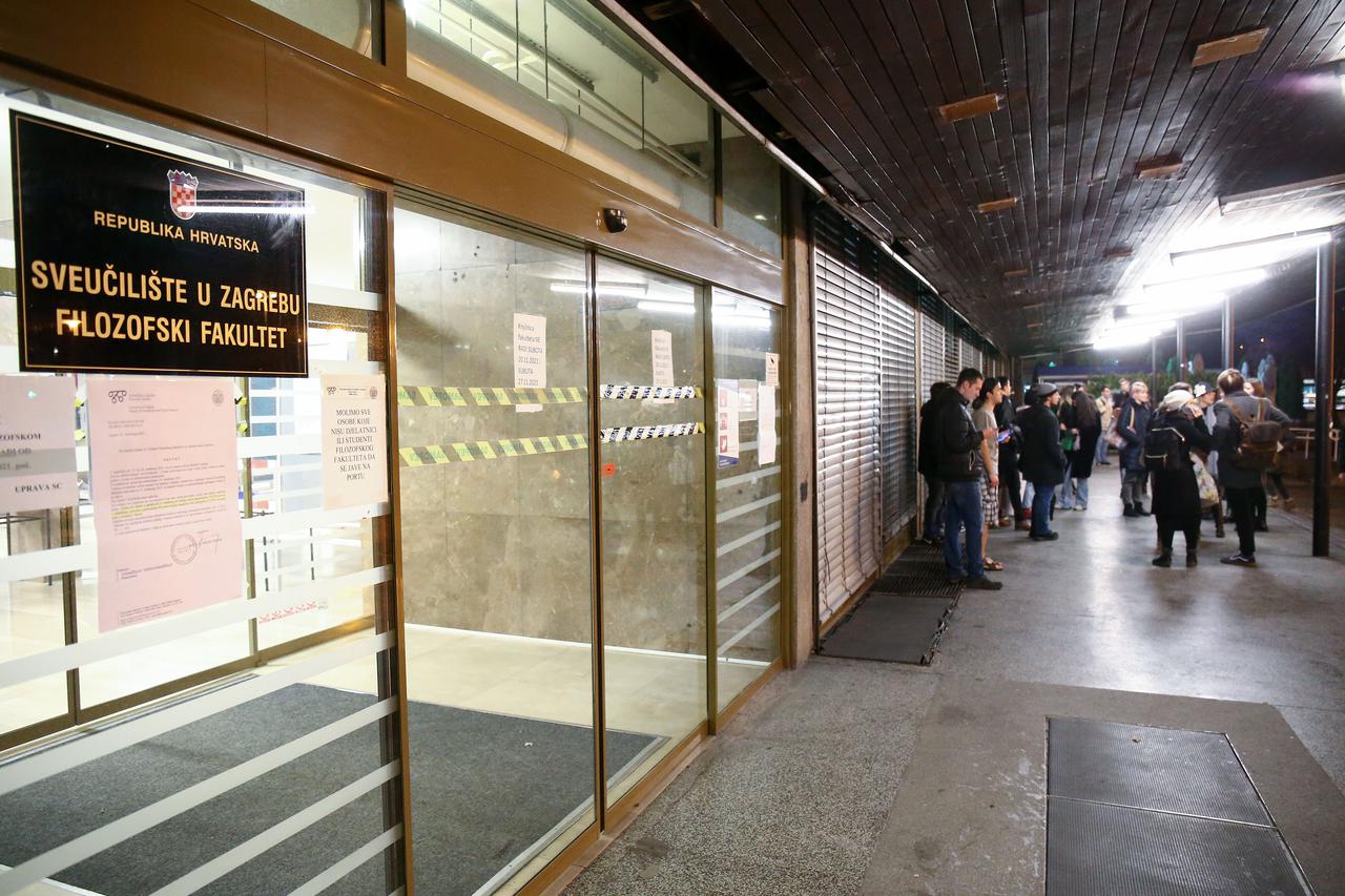 Zagreb: Prosvjed studenata protiv COVID mjera ispred Filozofskog fakulteta