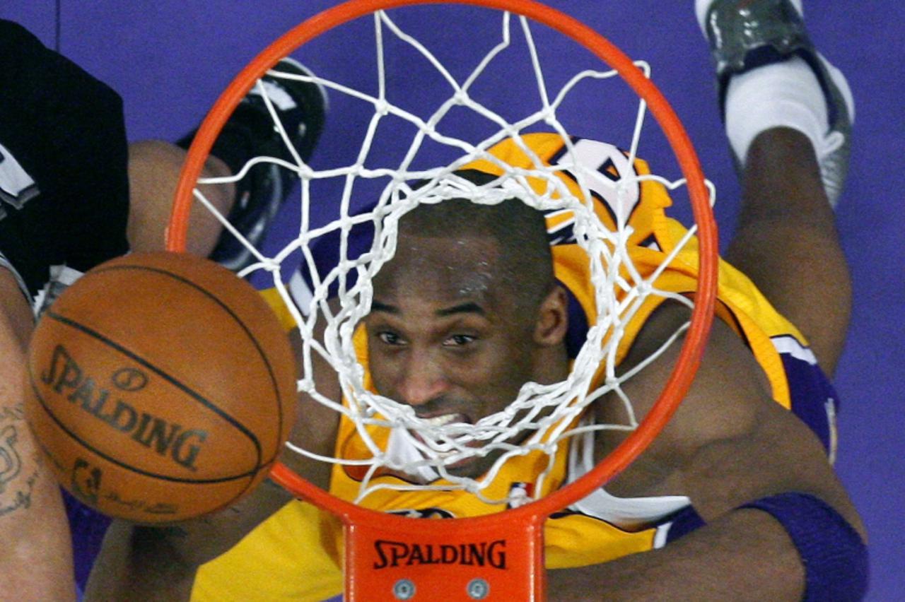 'Los Angeles Lakers Kobe Bryant eyes a rebound against the San Antonio Spurs during their NBA basketball game in Los Angeles, California, April 12, 2011. REUTERS/Lucy Nicholson (UNITED STATES - Tags: 