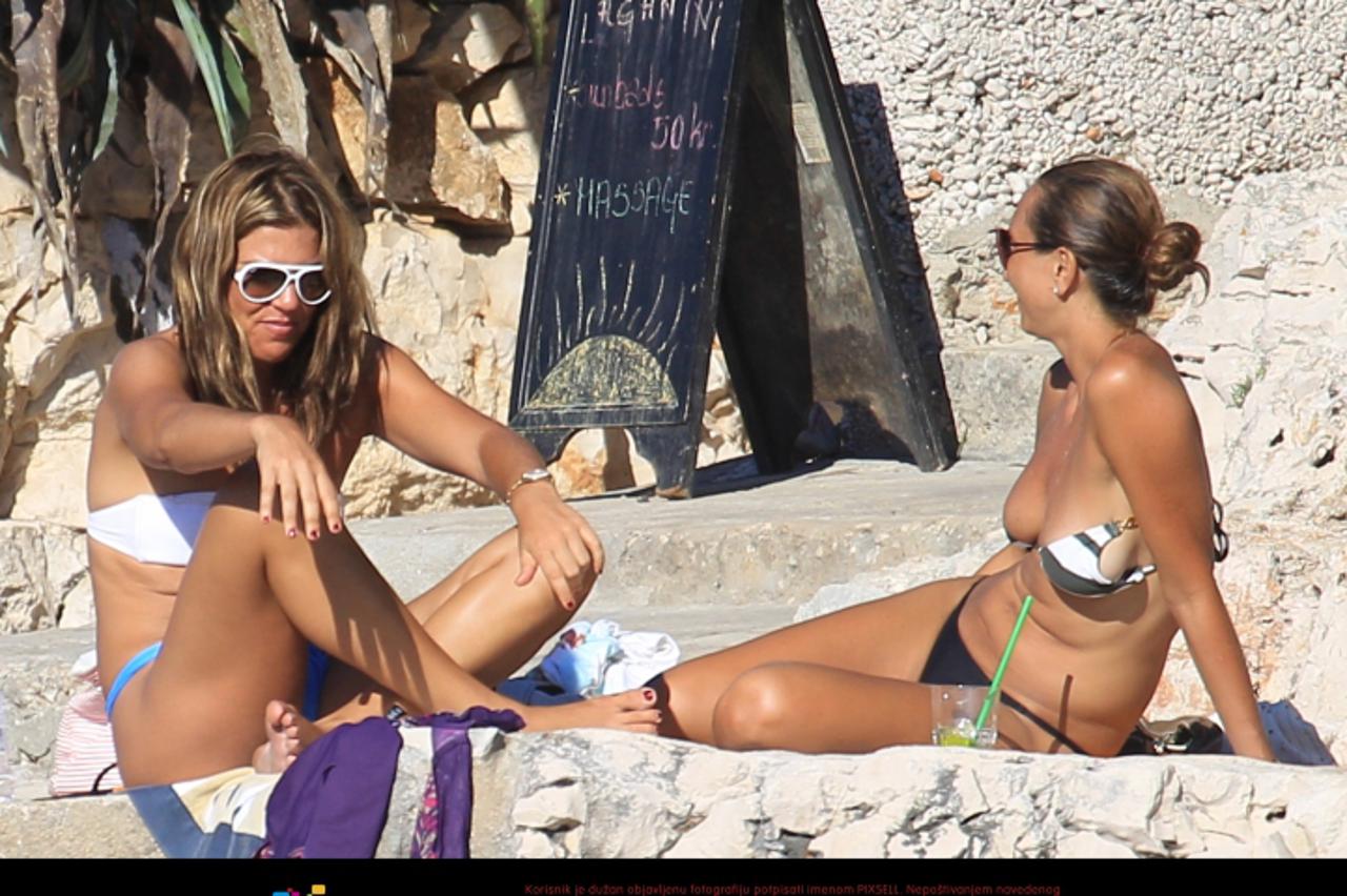 '17.08.2010., Palmizana, Hvar -  U uvali Palmizana na Paklenim otocima Jennifer Capriati uziva sa svojom prijateljicom Ivom Majoli. Jennifer i Iva ne razdvajaju se jedno od druge. Zajedno su bile i na