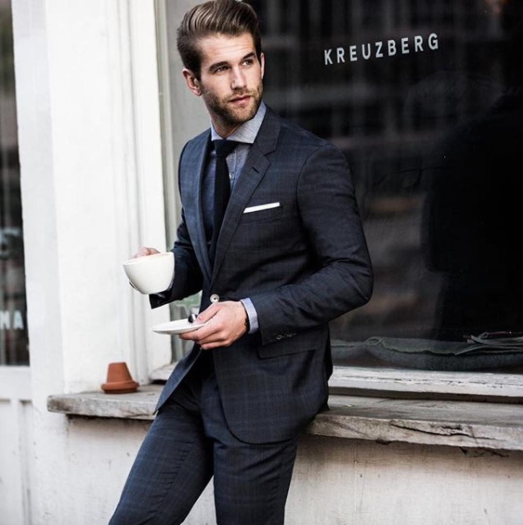 Andre na Instagramu ima 1,1 milijun pratitelja, a u opisu profila navodi da je sanjar koji voli stvarati nove stvari. 