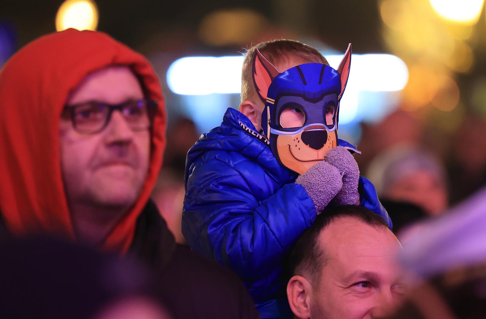 Štandovi i kućice na Trgu kralja Tomislava, Trgu Matice hrvatske i u Kleščićevoj ulici sve dane moći će raditi od osam ujutro pa sve do ponoći. 