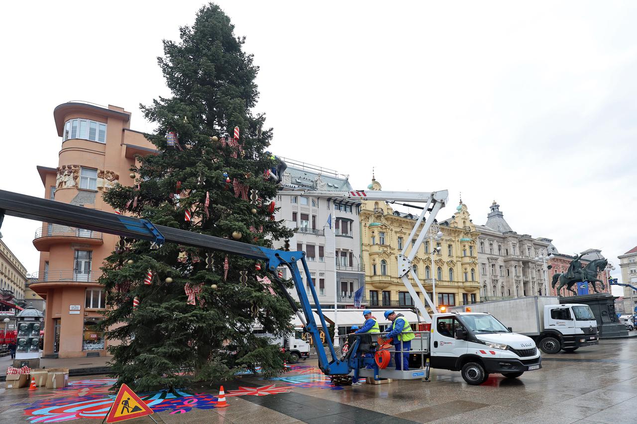 Zagreb: Uklanjaju se blagdanski ukrasi u centru grada