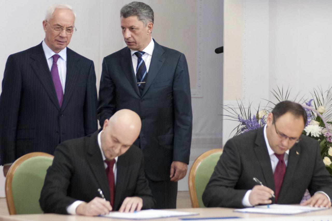 'Ukrainian Prime Minister Mykola Azarov (L) and Energy Minister Yuri Boiko (2nd R) talk as Vladislav Kaskiv (R), the head of Ukraine's state investment agency, and a man the state investment agency i